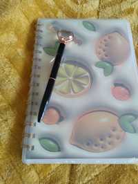 Caderno com caneta