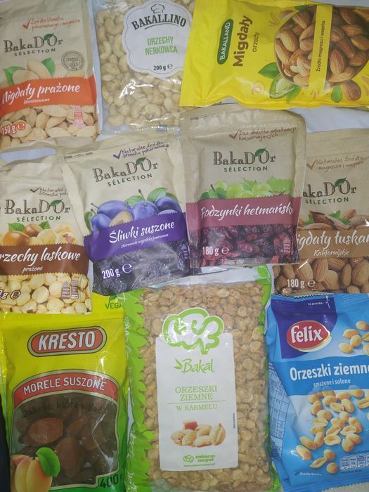 Zestaw orzechy laskowe nerkowca ziemne migdały morele śliwki rodzynki