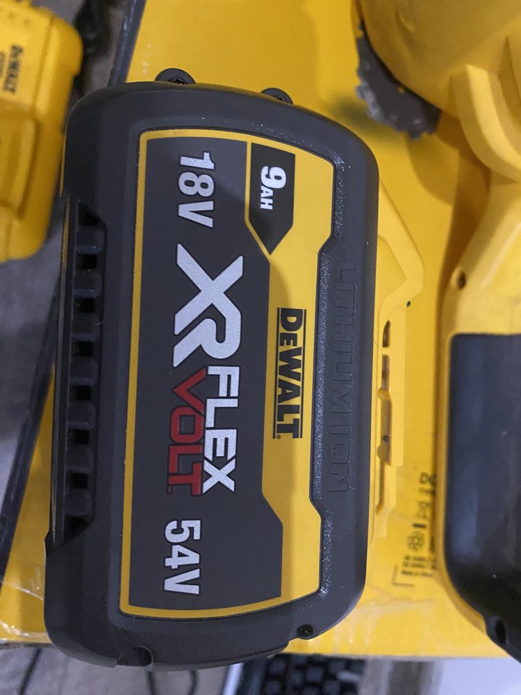 Piła akumulatorowa DEWALT DCMCS575N