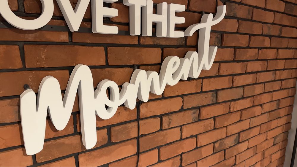Sprzedam neon z napisem moment
