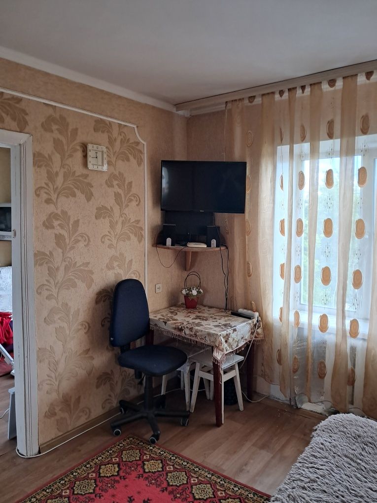 Продається дві кімнати в гуртожитку.