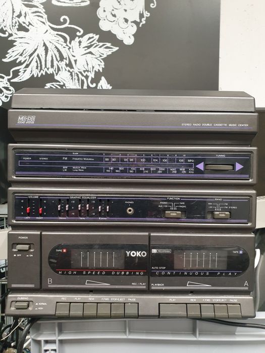 Wierza PRL z gramofonem