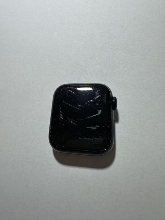 Apple watch SE 2gen -rysy na ekranie