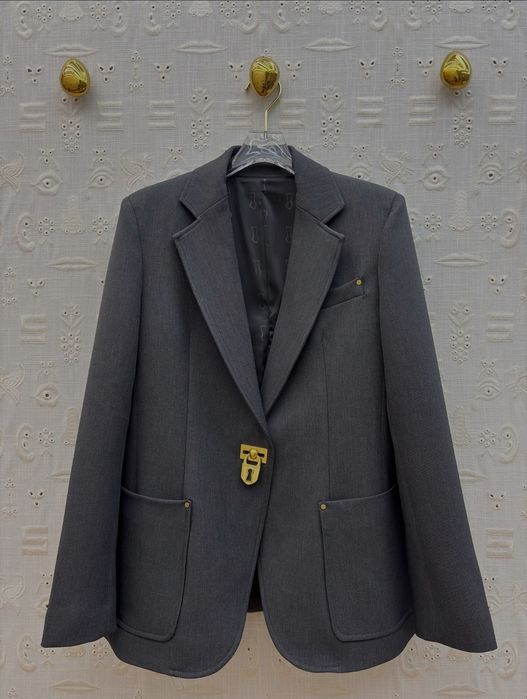 Schiaparelli garnitur: grafitowa marynarka z metalowym zapięciem