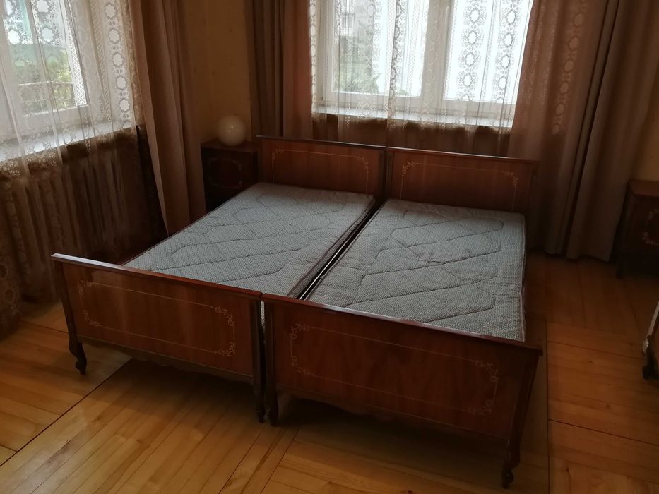 Dwa drewniane łóżka
