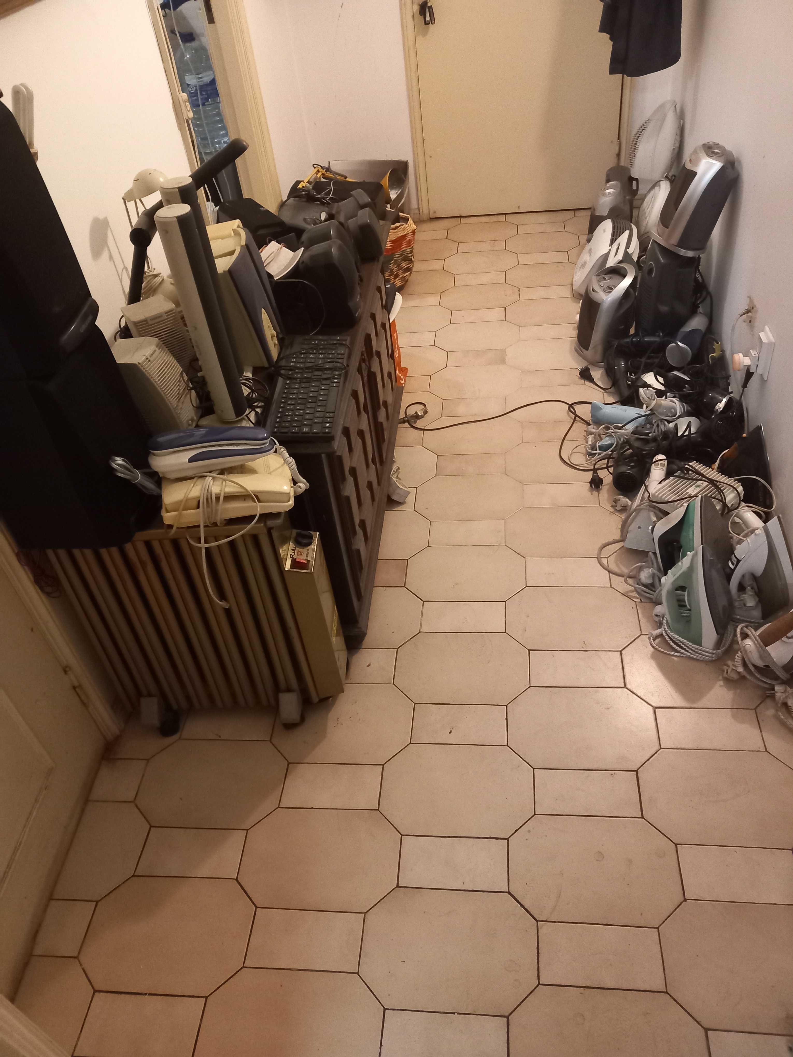 Tv pequena com receptor TDT , cabo, antena e comandos /diversos