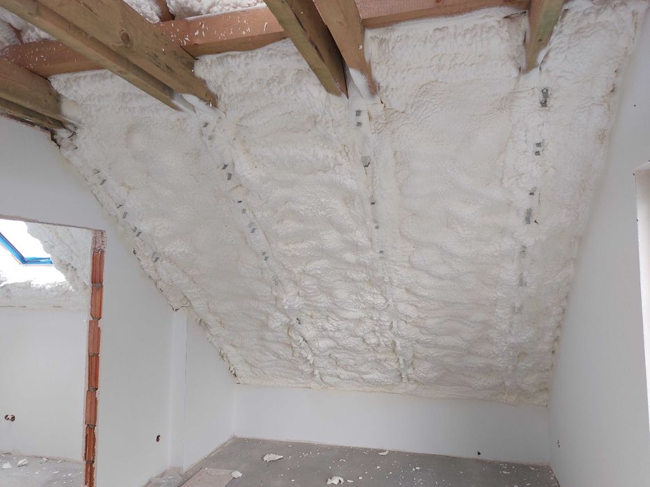 Izolacja piana PUR. Poddasza, fundamenty itp. termoizolacja ocieplenia