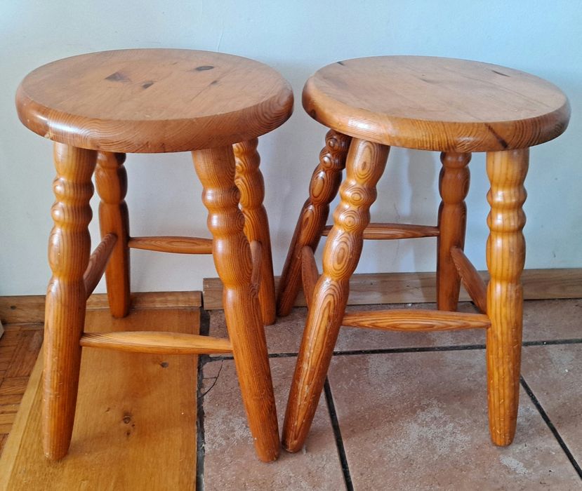 Dwa solidne taborety. Nie rezerwuje