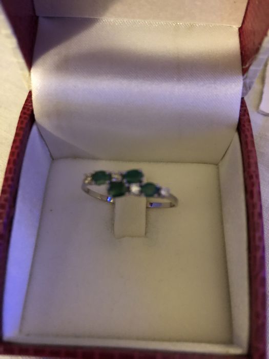 Anel ouro branco e esmeraldas