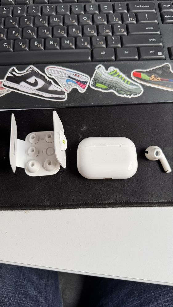 Apple AirPods Pro mwp22am/a  кейс та лівий навушник