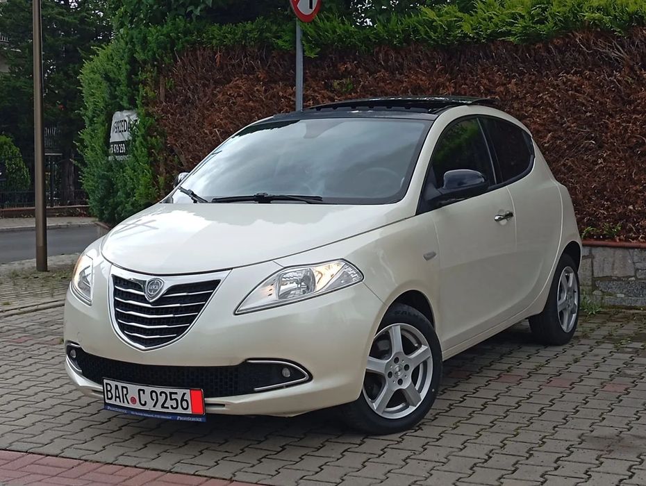 Lancia Ypsilon 2012r panorama 5-drzwi 1.2benzyna