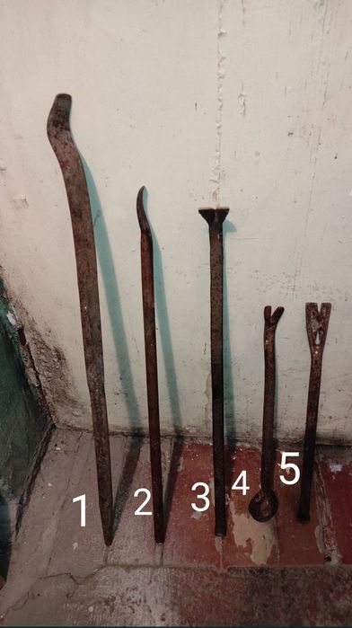 Молоток,ножовка.