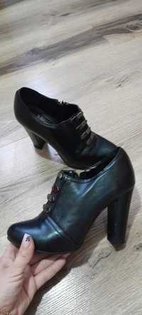 Жіноче взуття, черевички