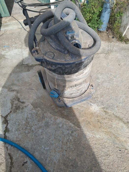 Aspirador industrial a funcionar