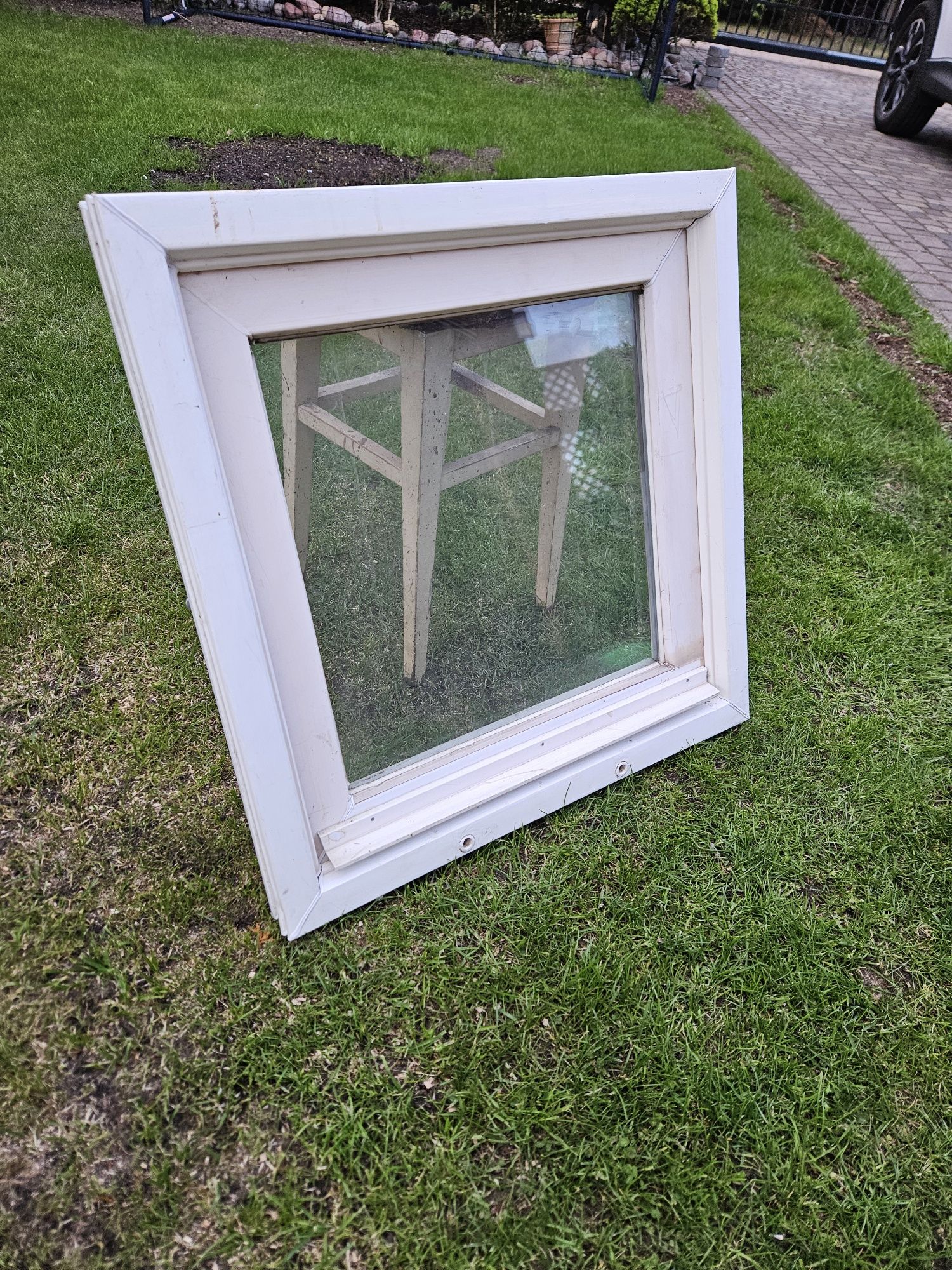 Okno 60 cm x 60 cm lewe