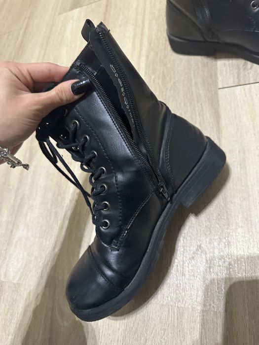 Kozaki botki trzewiki wiązane czarne za kostkę suwak