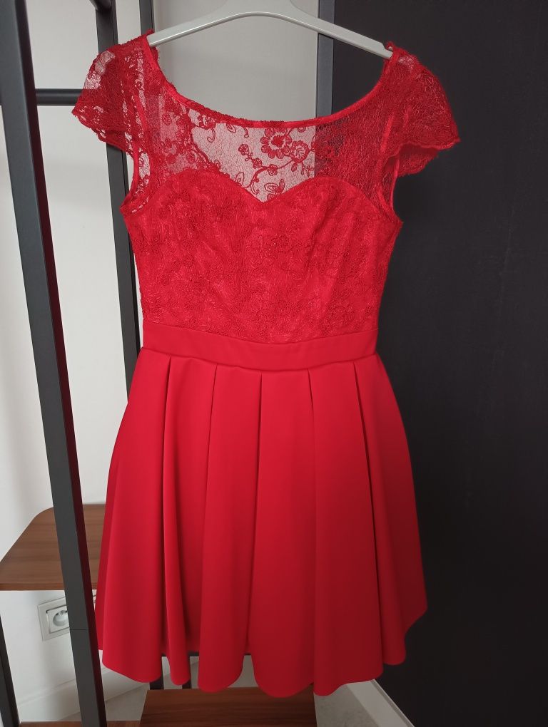 Sukienka czerwona rozkloszowana z halką