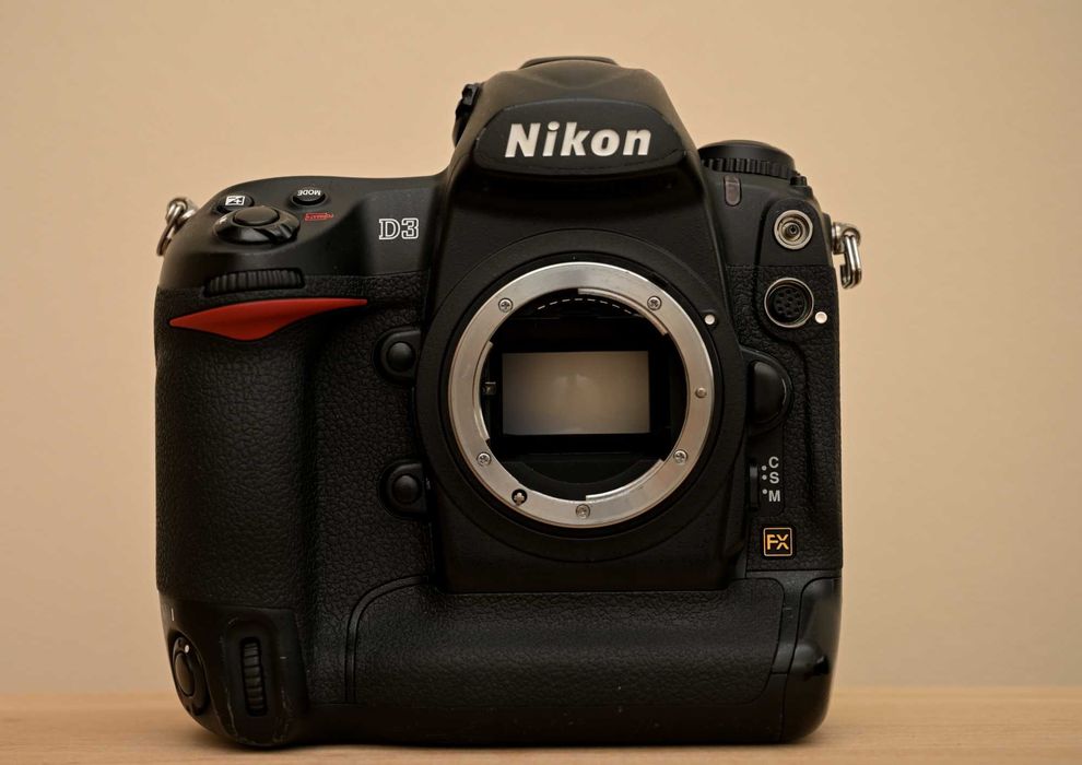 Lustrzanka Nikon D3 z akcesoriami, niski przebieg