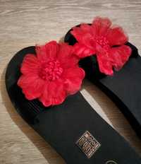 Chinelos Novos com flor