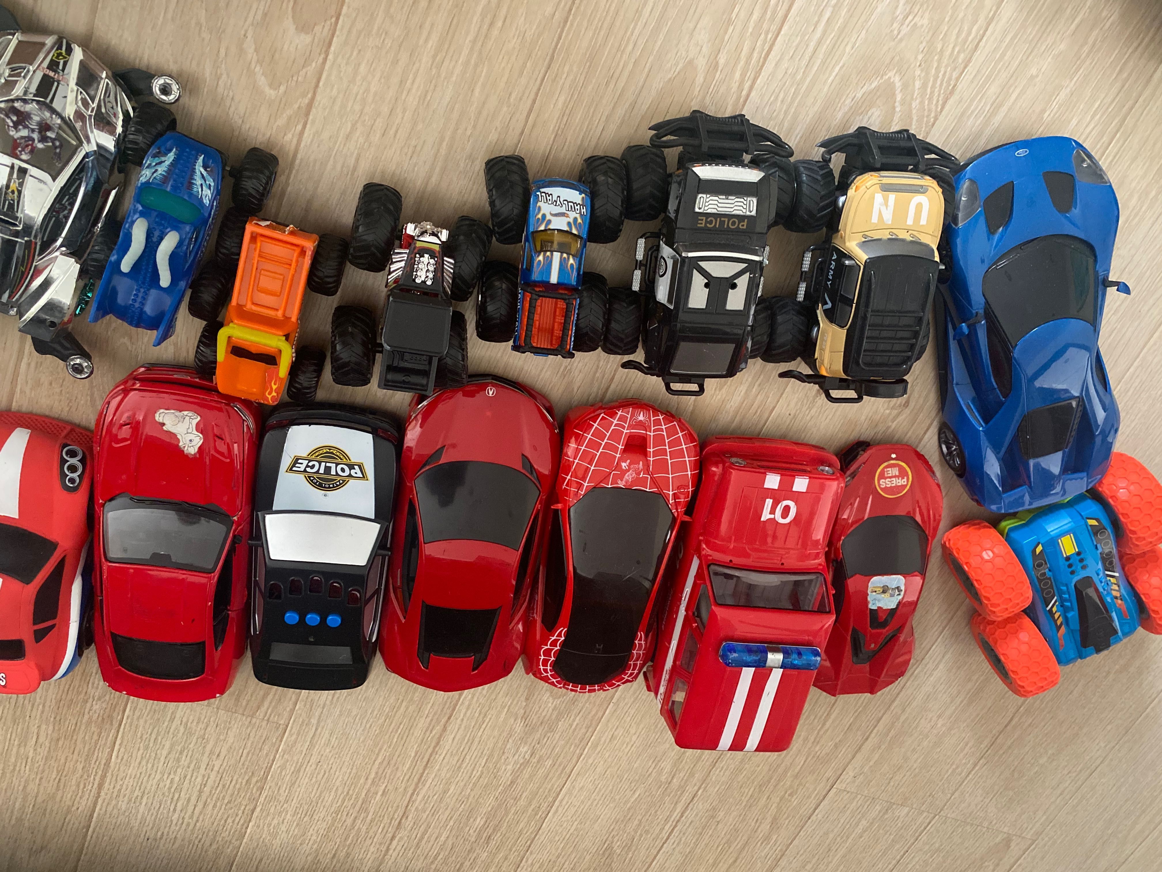 Дитячі іграшки - моделі автомобілів