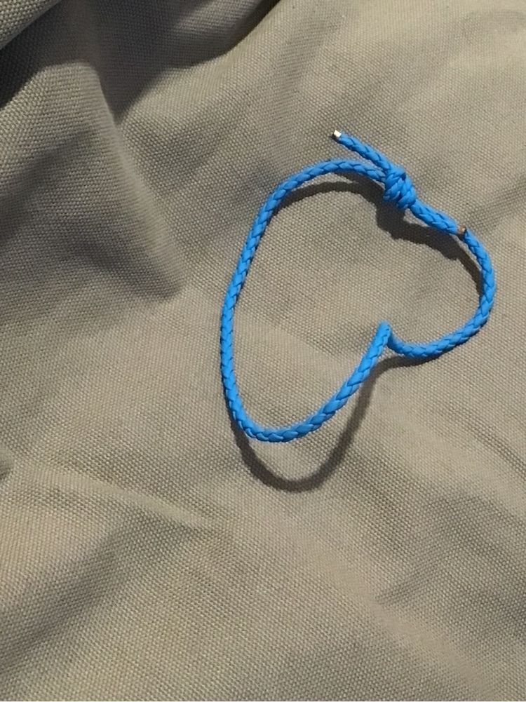 Niebieska bransoletka z warkoczowym splotem regulowana