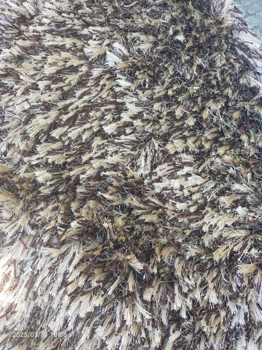 Carpete bege e castanho 2m×3m pelo alto.