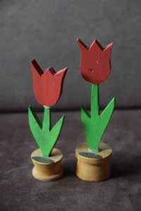 Dwa drewniane czerwone kwiaty tulipany, Bałtów.