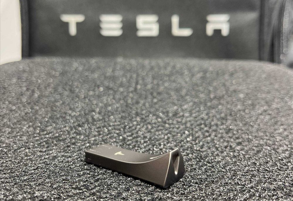 USB-флешка Tesla 128GB | Оригінал | Dashcam / Sentry | Б/у