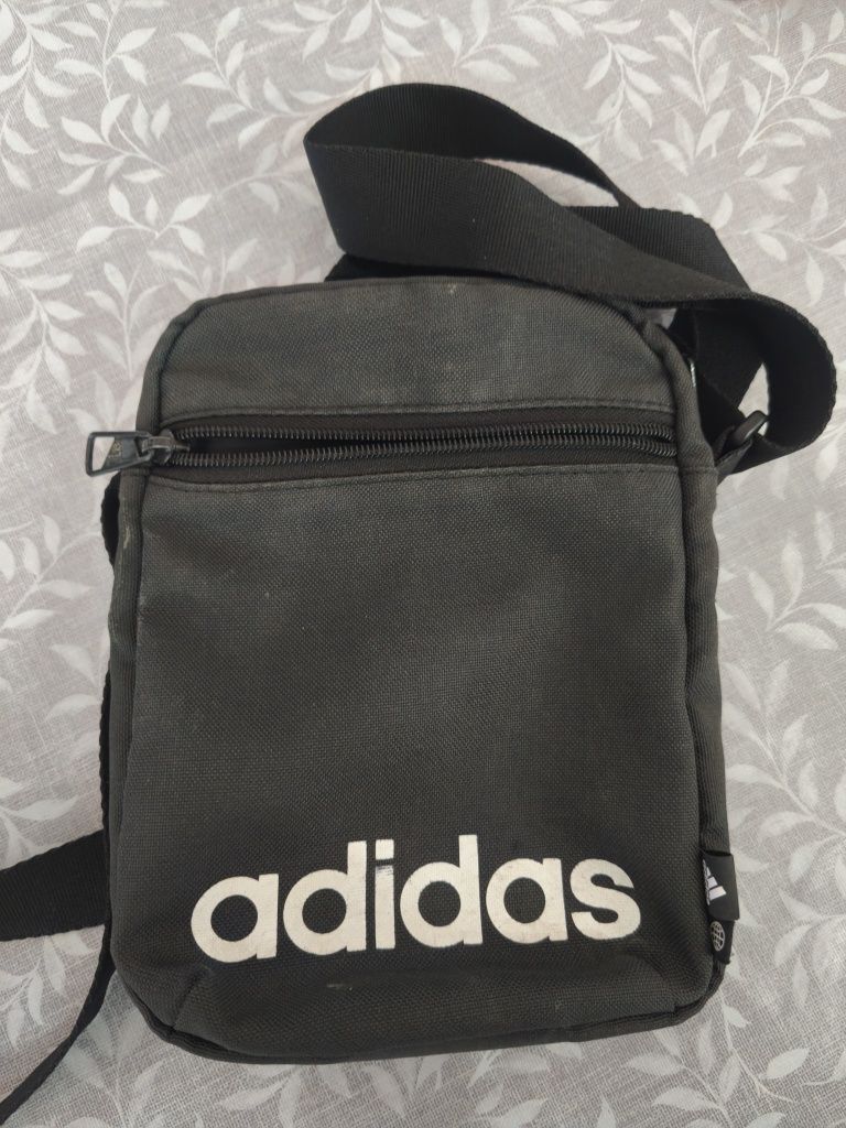 Bolsa da adidas.