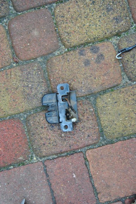 Zamek klapy tył VW Golf IV