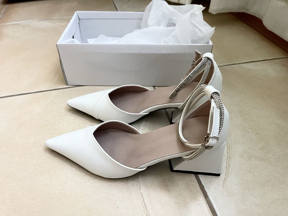 Туфлі жіночі, білого кольору