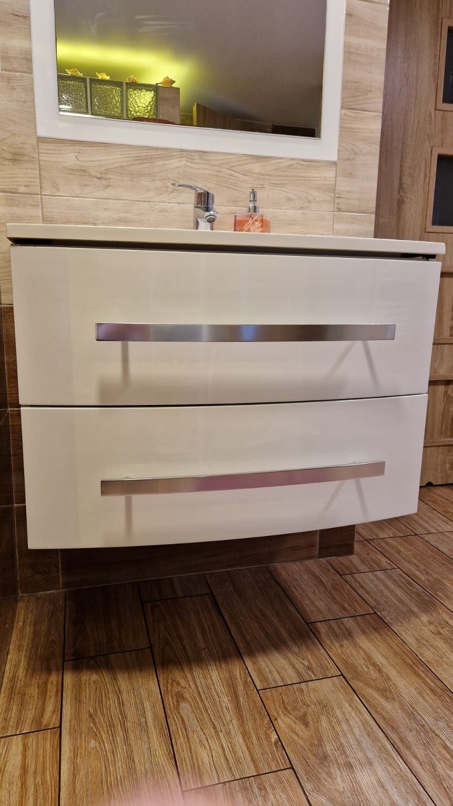 Szafka z umywalką 82 cm