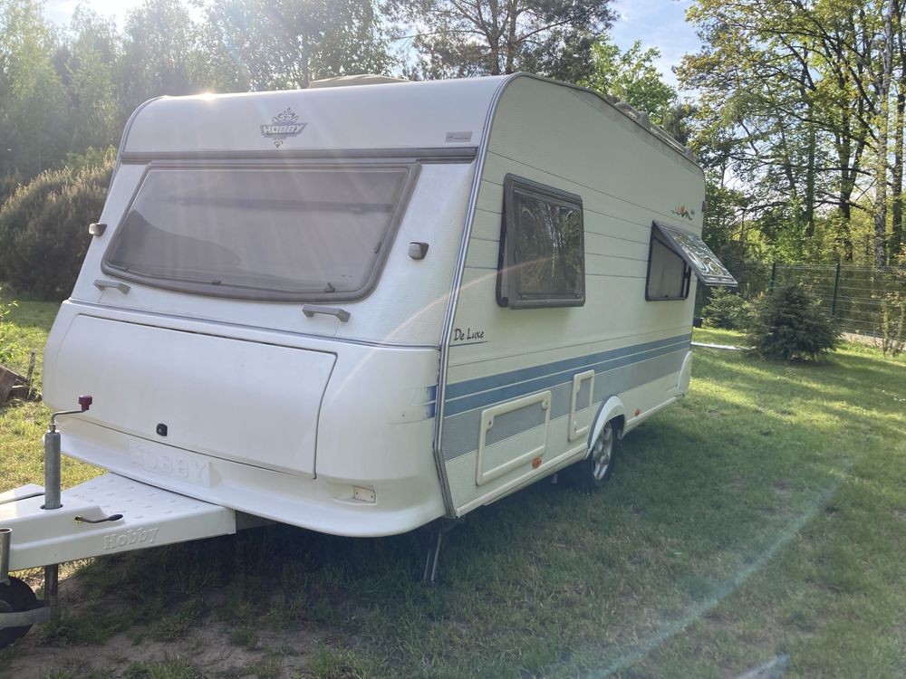 Przyczepa kempingowa Hobby 440 De Luxe z przedsionkiem i moverem