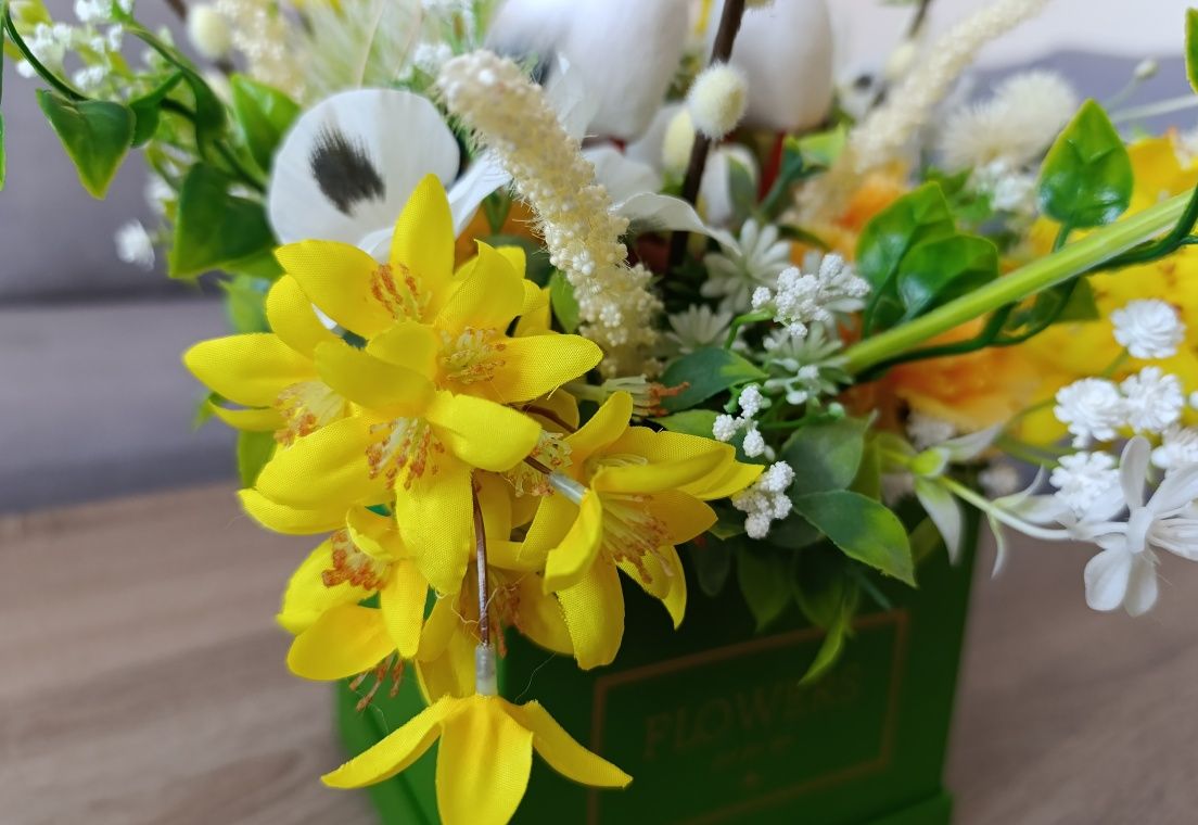 Dekoracja wnętrz. Kompozycja kwiatowa do domu. Flowerbox. Prezent