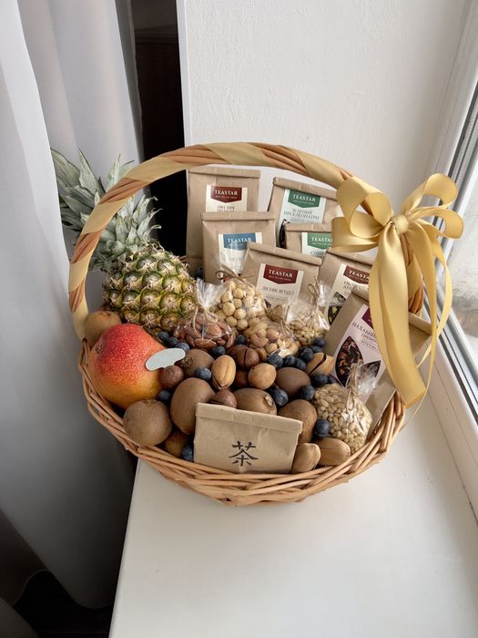 Фуд-флористичний кошик на Новий рік – подарунок