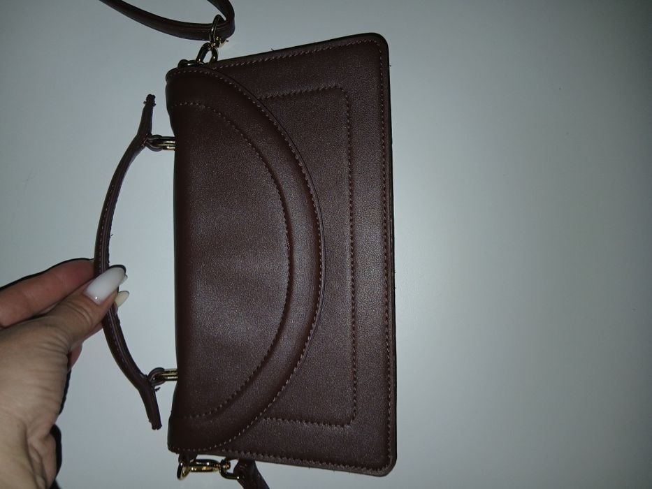 Коричнева сумка фірми Primark.