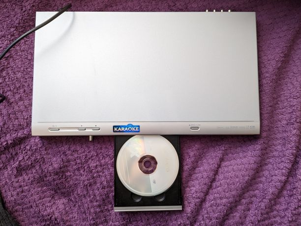 DVD/VCD/CD плеер LG DK579X с функцией караоке.