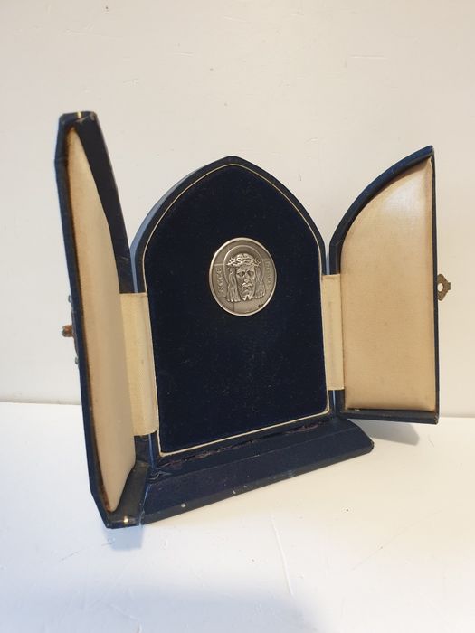 Lindo altar de viagem c. medalha Cristo Ecce Homo em prata contrastada