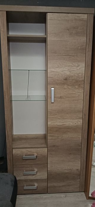 Szafa z szybą podświetlana