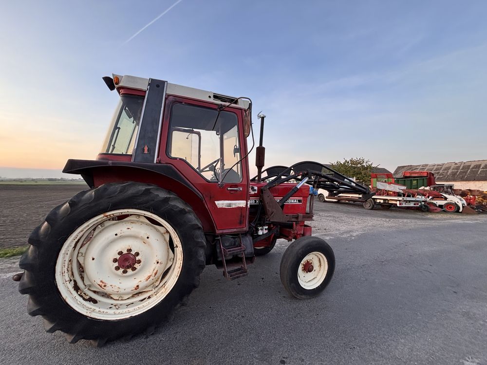 Case international 585 XL z turem