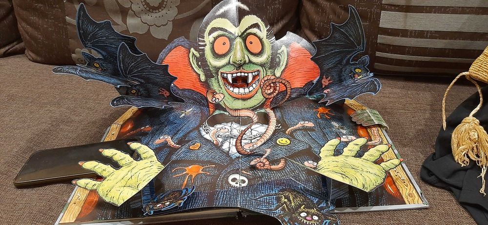 Книга о Дракуле на Англ. яз. для детей