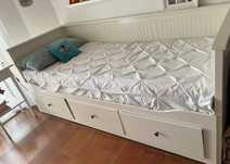 Cama Branca Hennes Ikea , com 2 colchões e 3 gavetas
