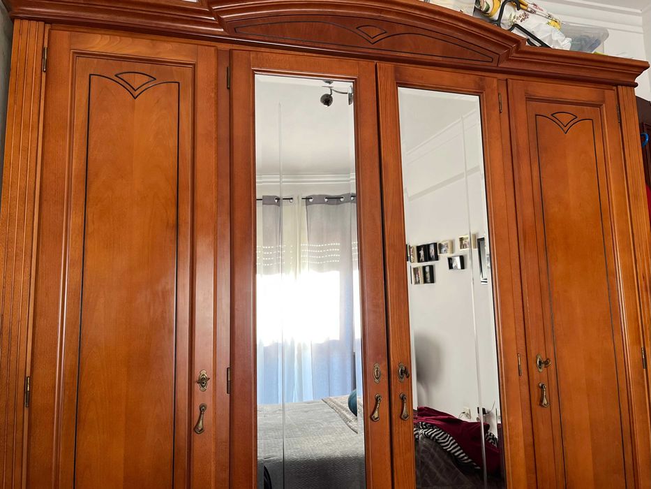 Roupeiro em madeira cerejeira