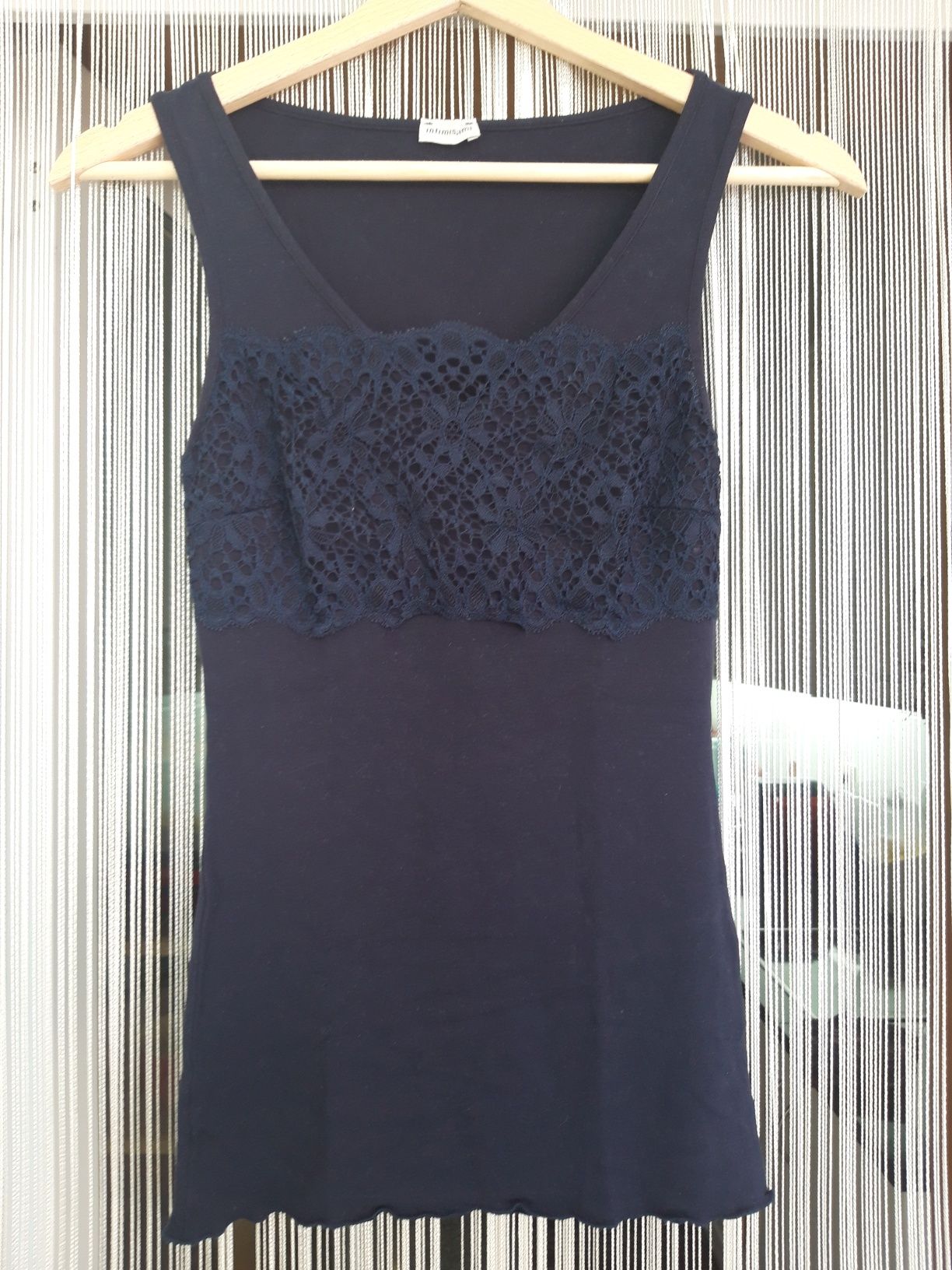 Conjunto de top e cueca, de cor azul marinho da Intimissimi