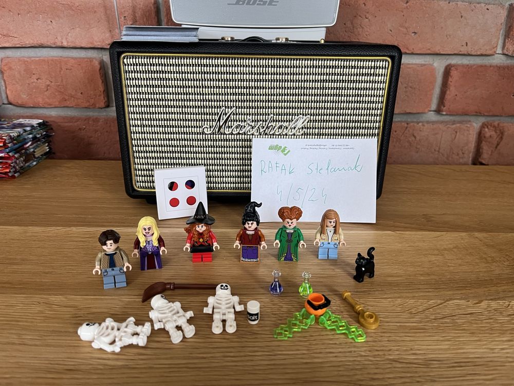 LEGO Ideas 21341 - Disney Hokus Pokus: Chata sióstr Sanderson figurki