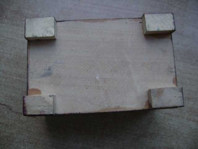 Starocie z PRL - Biskupin = Szkatułka drewniana miniaturowa