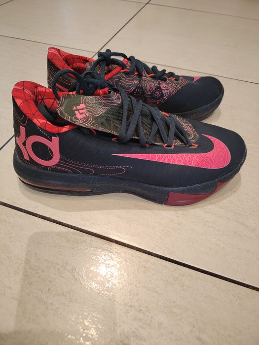 Buty damskie sportowe.