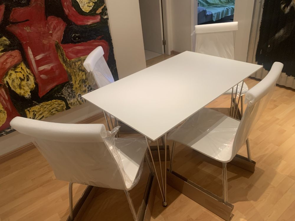 Vende se uma mesa de cozinha e 4 cadeiras novo