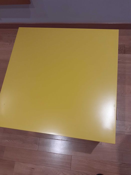 Mesa baixa criança amarela