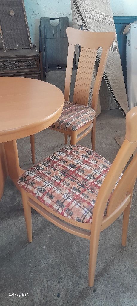 Stół s krzesłami